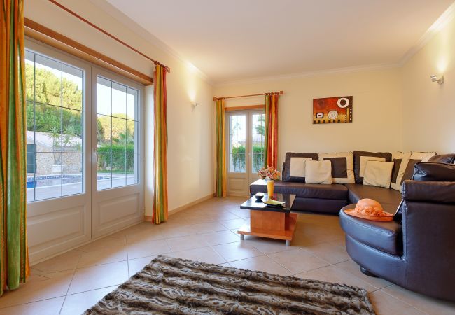 Villa em Olhos D´Água - Villa Luana Villa em Olhos D´Água - Villa Luana